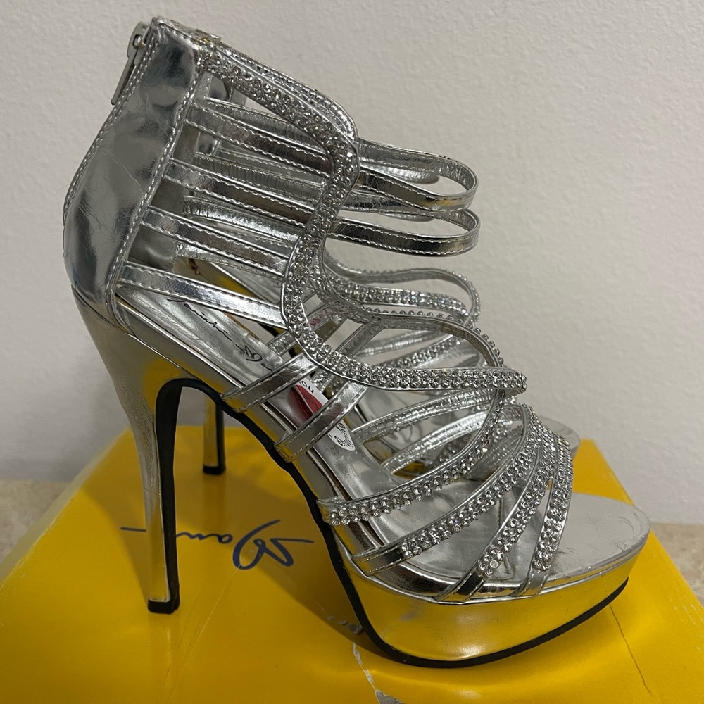 Lace a Silver Rhinestone Heels, Wonens Size 8.5